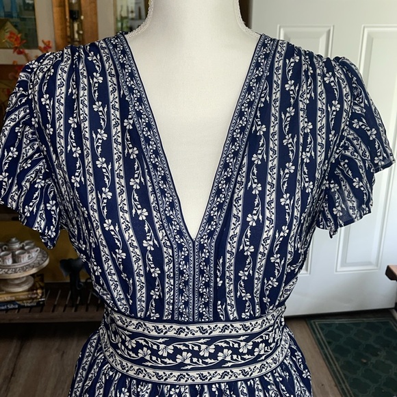 NWT - Max Studio - Crepe V Neck Flutter Sleeve Peplum Blouse - M - Picture 8 of 9